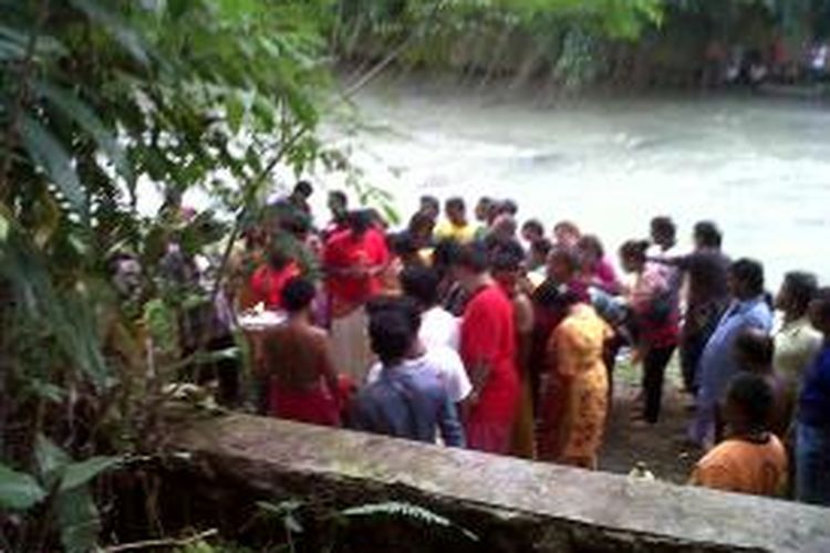 Umat Hindu menggelar ritual Trula di sungai Bah Bolon, Pematangsiantar, Sumatera Utara, Minggu (14/7/2013).
