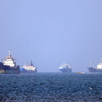 Kapal-kapal terlihat mengantre di Selat Hormuz, saat difoto dari Bandar Abbas, Iran selatan, 4 Mei 2026.
