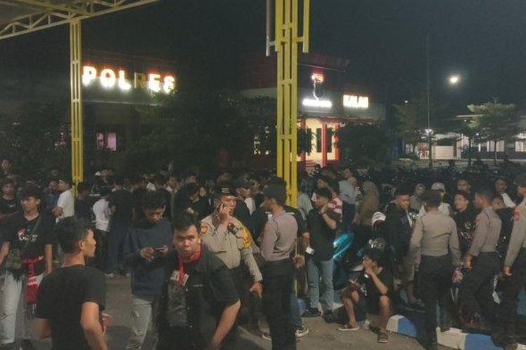 Warga melapor kehilangan ponsel ke Polres Bangkalan, Sabtu (24/8/2024). Sebanyak 70 orang melapor kehilangan ponsel saat konser di Alun-Alun Bangkalan.