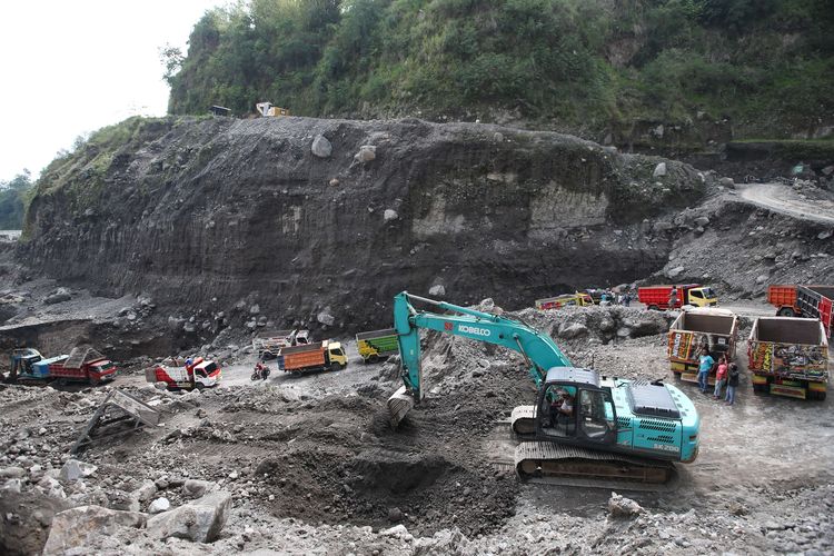 Penambangan pasir dan batu di Kali Gendol, Cangkringan, Sleman, DIY, Jumat (30/10/2020). Erupsi hebat terjadi di Gunung Merapi sepuluh tahun lalu, 26 Oktober 2010. Letusan dari gunung yang memiliki ketinggian 2.968 mdpl ini mengakibatkan aliran Kali Gendol penuh dengan material erupsi serta menewaskan ratusan warga, salah satunya adalah sang juru kunci gunung, mbah Maridjan.