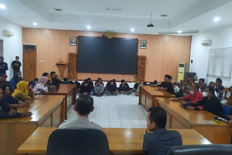 Sejumlah pemuda perguruan silat diberikan pembinaan usai diamankan terkait aksi sweeping menggunakan senjata tajam di Mapolres Blora, Jumat (31/3/2023)