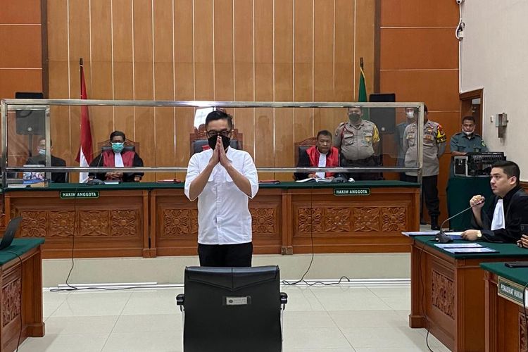 Mantan Kapolres Bukittinggi AKBP Dody Prawiranegara menghadiri sidang agenda pembacaan duplik di PN Jakarta Barat, Rabu (26/4/2023). 