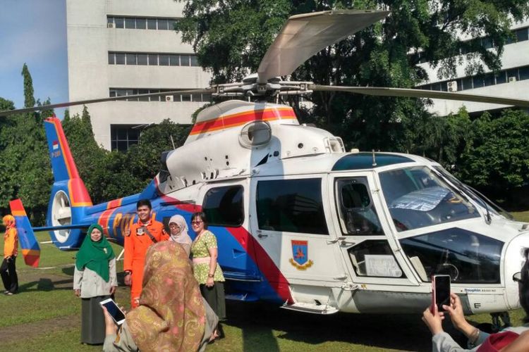 Helikopter milik kepolisian disiagakan di Kementerian Pertanian, Jakarta Selatan, Selasa (9/5/2017).