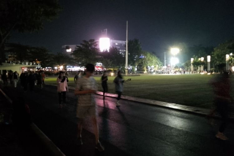 Potret aktivitas lari malam di Lapangan Gasibu yang tengah digandrungi warga Kota Bandung, Jawa Barat, Rabu (12/6/2024).