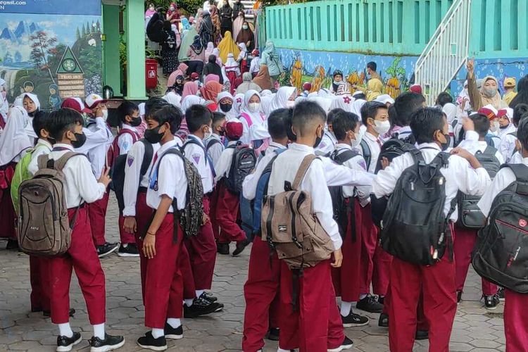 Suasana hari pertama masuk sekolah di SD Negeri 012 Balikpapan Tengah