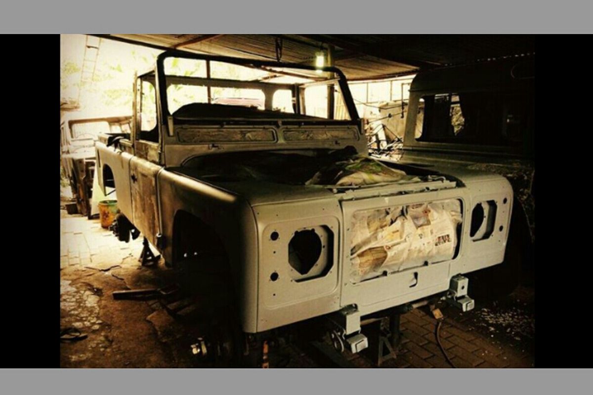Inilah penampakan mobil Land Rover Defender 110 County yang sempat dinaiki Presiden Joko Widodo waktu masih dalam proses perbaikan.  Kendaraan ini merupakan mobil produksi lama yang kemudian diperbaiki hingga akhirnya dapat digunakan saat peresmian Tol Becakayu.