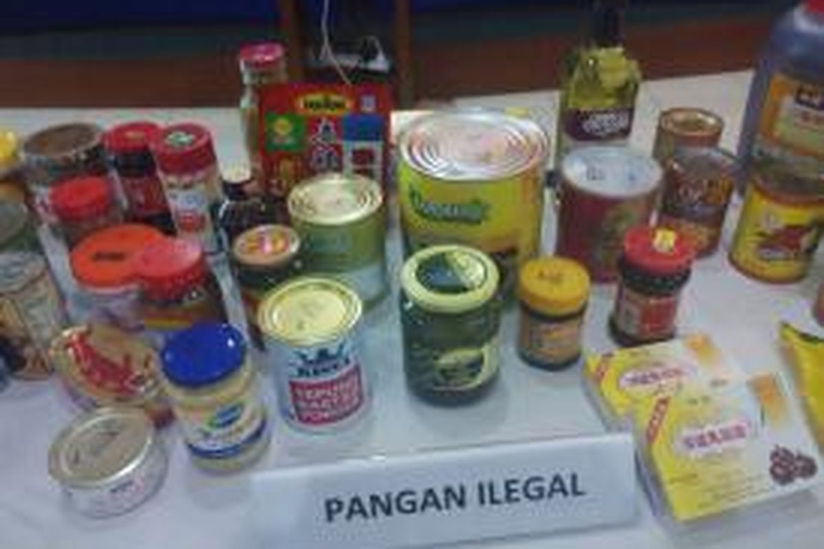 Sejumlah pangan ilegal yang berhasil diamankan petugas BPOM menjelang lebaran di Kantor BPOM, Jakarta Pusat, Senin (13/7/2015) siang