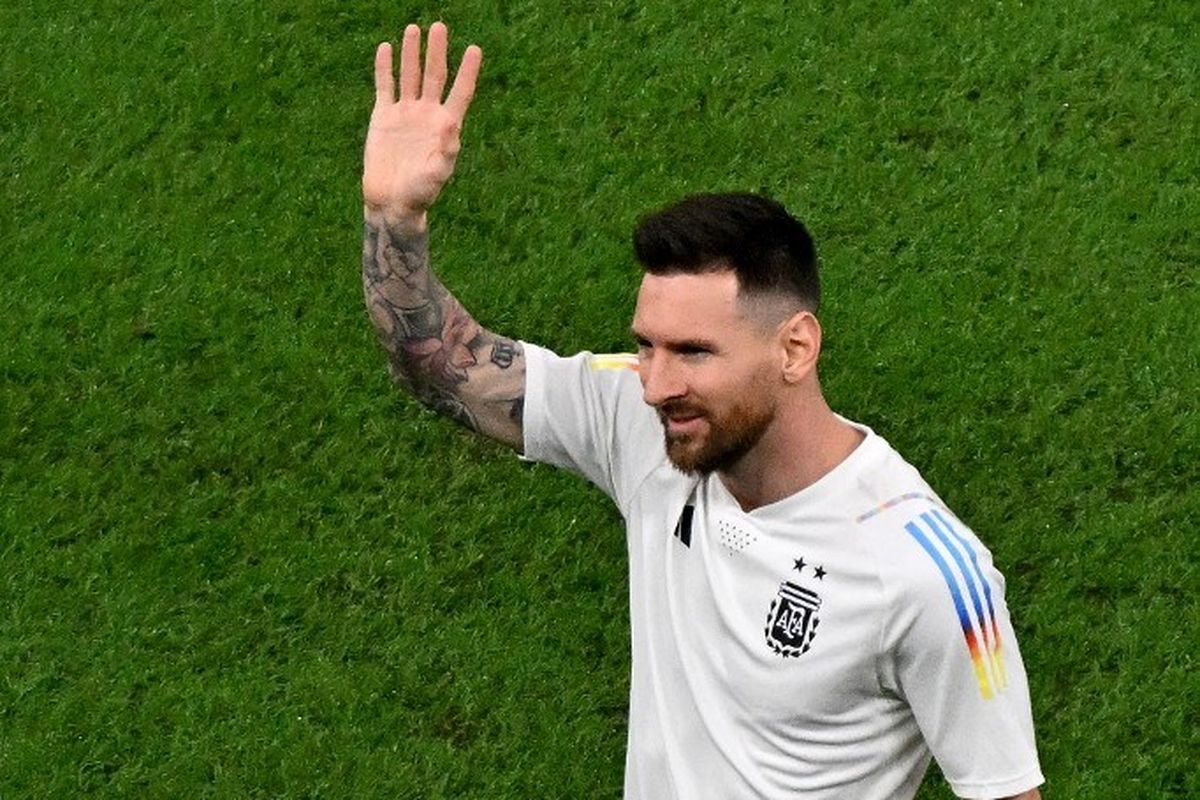 Lionel Messi saat melakukan pemanasan jelang laga final Piala Dunia 2022 Argentina vs Perancis di Stadion Lusail, Doha, Qatar, 18 Desember 2022. Lionel Messi kini sudah memutuskan pindah ke Inter Miami. Namun, Barcelona berencana membuatkan penghormatan untuk sang pemain. (Photo by Antonin THUILLIER / AFP)
