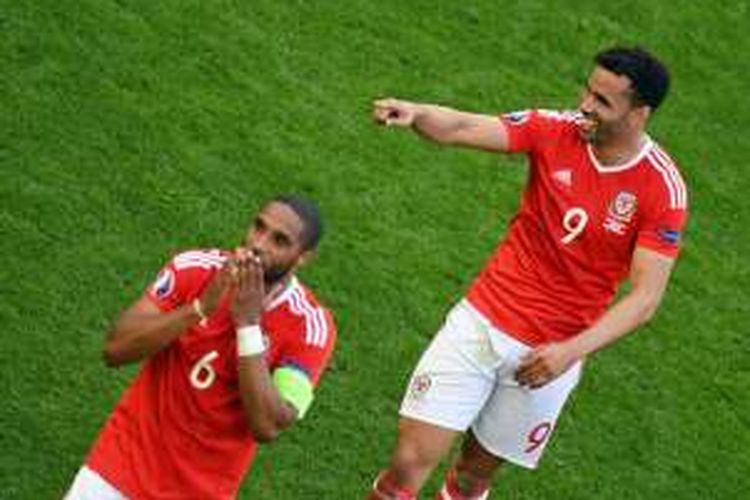 Ashley Williams (kiri) dan Hal Robson-Kanu merayakan gol Wales ke gawang Slovakia pada partai Piala Eropa Grup B di Stade de Bordeaux, 11 Juni 2016.