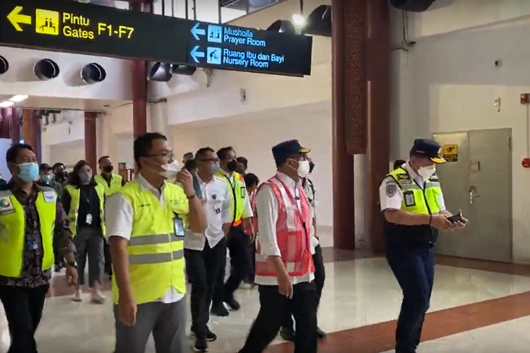 Menteri Perhubungan Budi Karya Sumadi meninjau kesiapan dan layanan di Bandara Internasional Soekarno Hatta, Cengkareng, Banten, Jumat (23/12/2022).