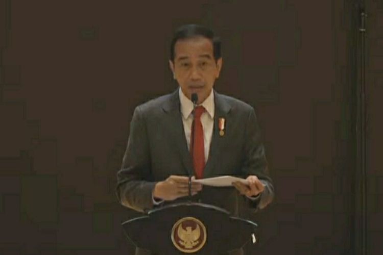 Presiden Joko Widodo saat memberikan sambutan pada Dies Natalis ke-67 Universitas Katolik Parahyangan (Unpar) di Kampus Unpar, Kota Bandung, Senin (17/1/2022).