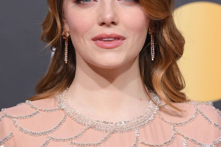 Aktris Emma Stone ketika menghadiri Golden Globe 2019, Minggu (6/1/2019) malam waktu setempat.