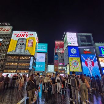 Suasana di salah satu destinasi wisata populer Dotonburi di Osaka, Jepang, Senin (6/11/2023).