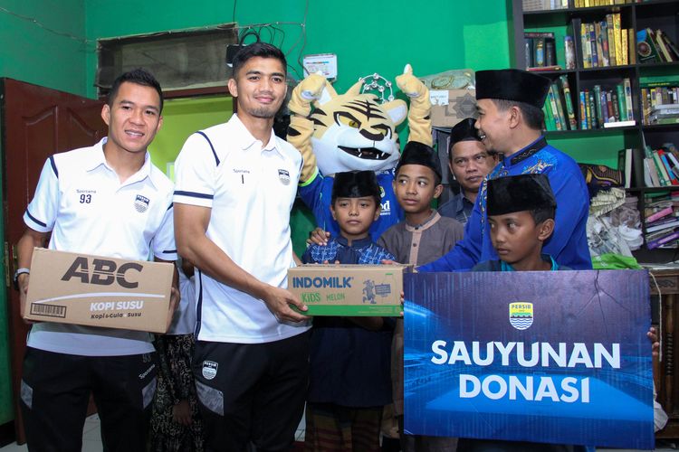 Pemain Persib Erwin Ramdani dan Fitrul Dwi Rustapa hadir di program Sauyunan di Panti Asuhan Bani Salam Jl. Terusan Buah Batu, Selasa (6/9/2022). Sauyunan kali ini dalam rangka HUT PT Persib Bandung Bermartabat (PBB) ke-13.