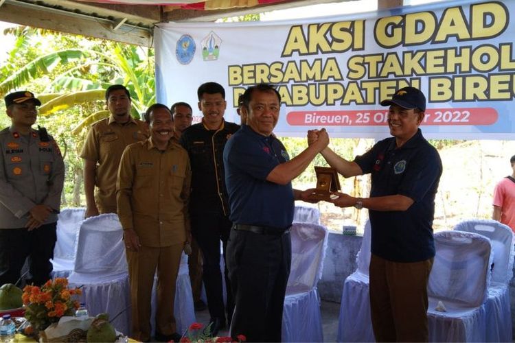 Deputi Pemberdayaan Masyarakat Badan Narkotika Nasional Republik Indonesia (BNN) Tagam Sinaga bersama para pemangku kepentingan melakukan penanaman jagung hibrida di Kabupaten Bireuen, Aceh. 

