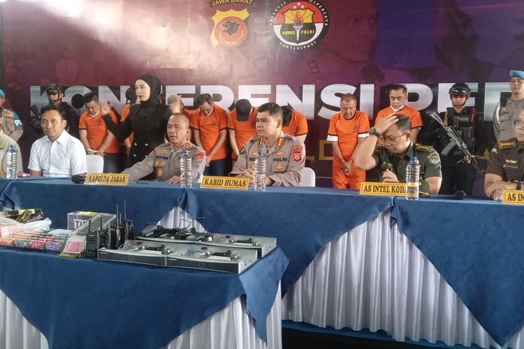 Kapolda Jabar Irjen Pol Rudi Setiawan tengah menerangkan perisitiwa penggerebekan lokasi temlat judi di jalan Ahmad Yani, Kota Bandung, Jawa Barat, Rabu (18/6/2025).