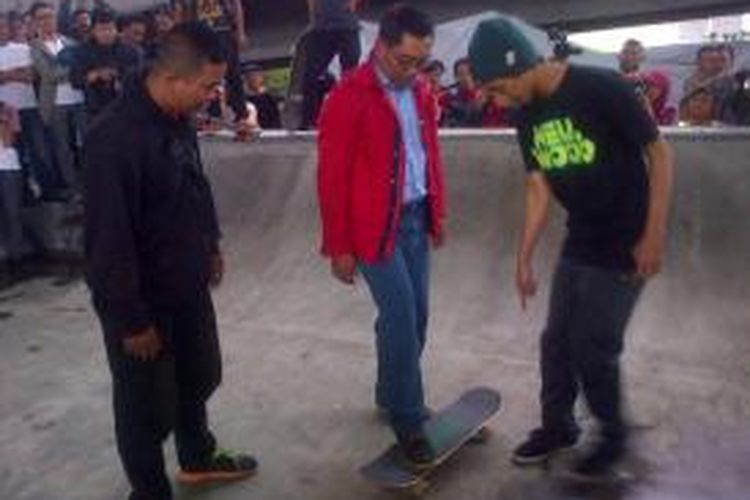 Wali Kota Bandung Ridwan Kamil mencoba bermain Skateboard di arena skatepark Taman Jomblo Jalan Tamansari Kota Bandung, Sabtu (4/1/2014)