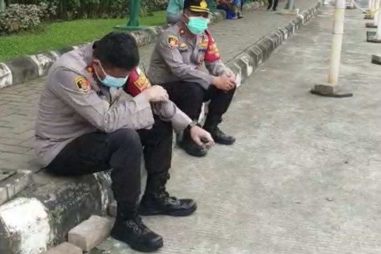 Wakapolres Jakarta Selatan AKBP Antonius Agus Rahmanto (kiri) tak kuasa menahan tangis saat warga Jagakarsa, Budi (59) yang ditolongnya meninggal dunia di Rumah Sakit Umum Daerah Pasar Minggu, Jakarta Selatan pada (25/6/2021). Budi sebelumnya terlambat ditangani dalam kondisi kritis.