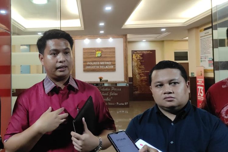 Kuasa hukum AG (15), Mangatta Toding Allo (kiri) dan Sony (kanan), memberikan keterangan soal penganiayaan yang dilakukan pacar AG, Mario Dandy Satriyo (20), terhadap D (17) di Mapolres Metro Jakarta Selatan, Jumat (24/2/2023).