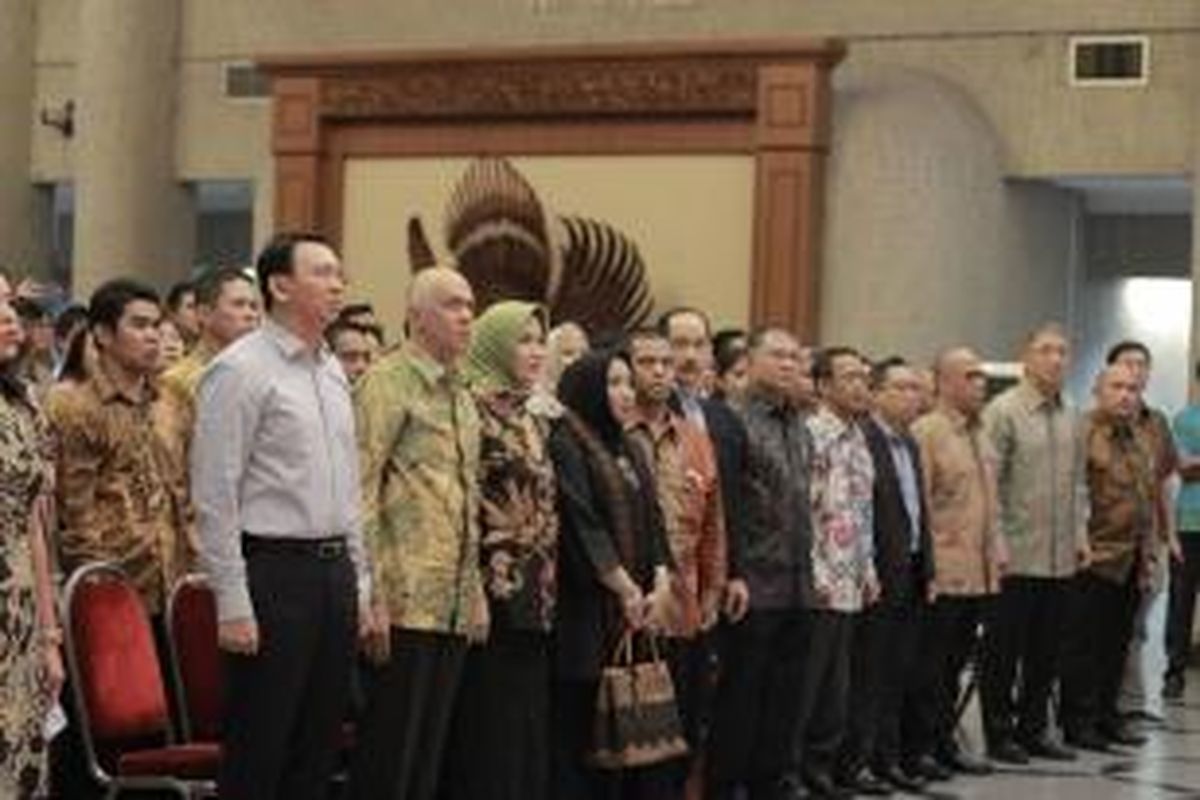 Gubernur DKI Jakarta Ahok dan Dubes Andri Hadi beserta hadirin menyanyikan lagu kebangsaan “Indonesia Raya” membuka acara “Bincang 1 Jam Bersama Ahok” yang digelar atas inisiatif tim Gubernur DKI yang diorganisir oleh Forum Komunitas Masyarakat Indonesia di Singapura (FKMIS) bermitra dengan  Global Indonesian Voices (GIV) sebagai mitra media.