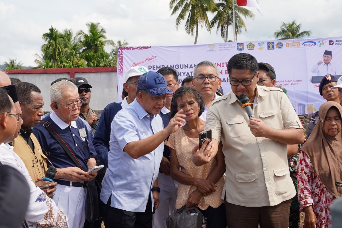 Mendagri Tito Karnavian bersama MenPKP Maruarar Sirait memulai pembangunan hunian tetap warga terdampak bencana di Kabupaten Tapanuli Tengah, Sumut.

