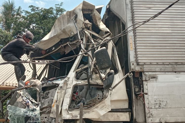 Truk fuso menabrak banguan rumah hingga ambruk di jalur Gekbrong, Kabupaten Cianjur, Jawa Barat, Kamis (21/12/2023)