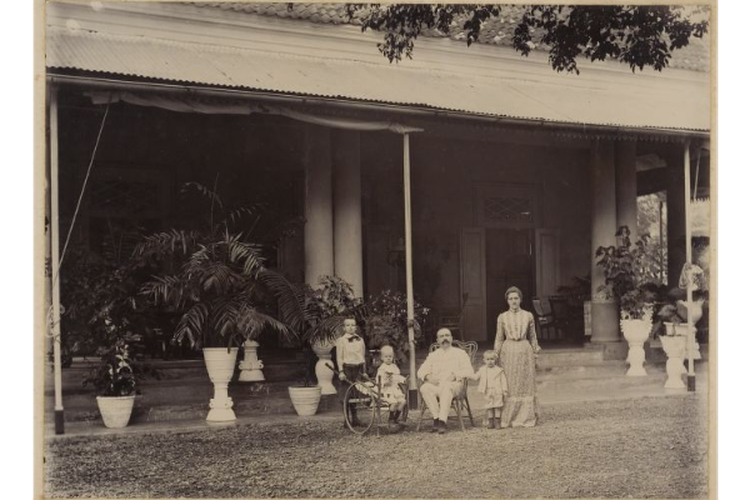 Foto keluarga Eropa di rumahnya yang ada di Blitar diambil oleh forografer Sie Sioe Lin tahun 1903.