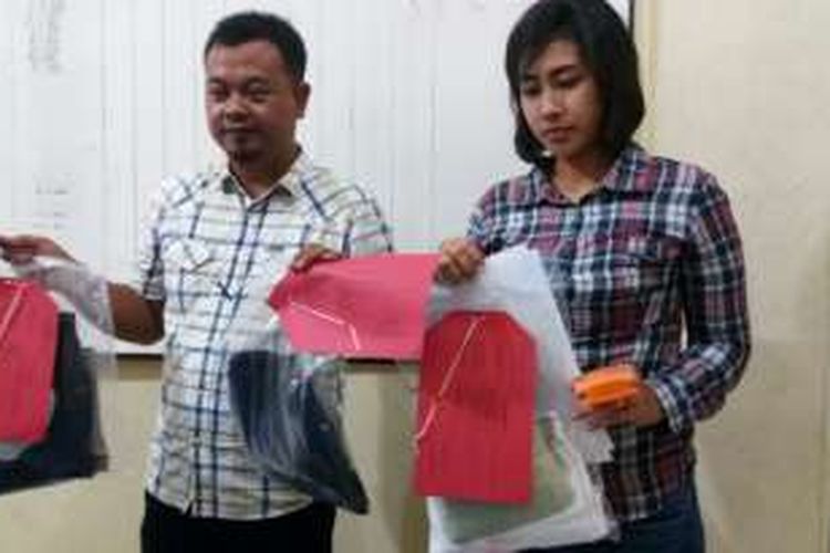 Anggota Polresta Yogyakarta menunjukkan barang bukti kasus pemerkosaan terhadap karyawati di Yogyakarta, Kamis (29/12/2016).