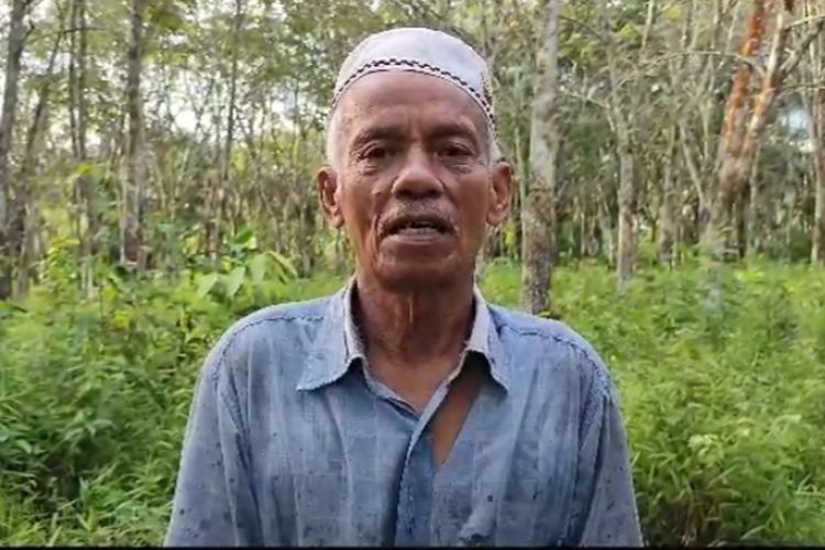 Abdul Jalil (72), seorang buruh penderes karet di Desa Suka Maju, Kecamatan Rambah, Kabupaten Rokan Hulu, Riau, Minggu (16/7/2023).
