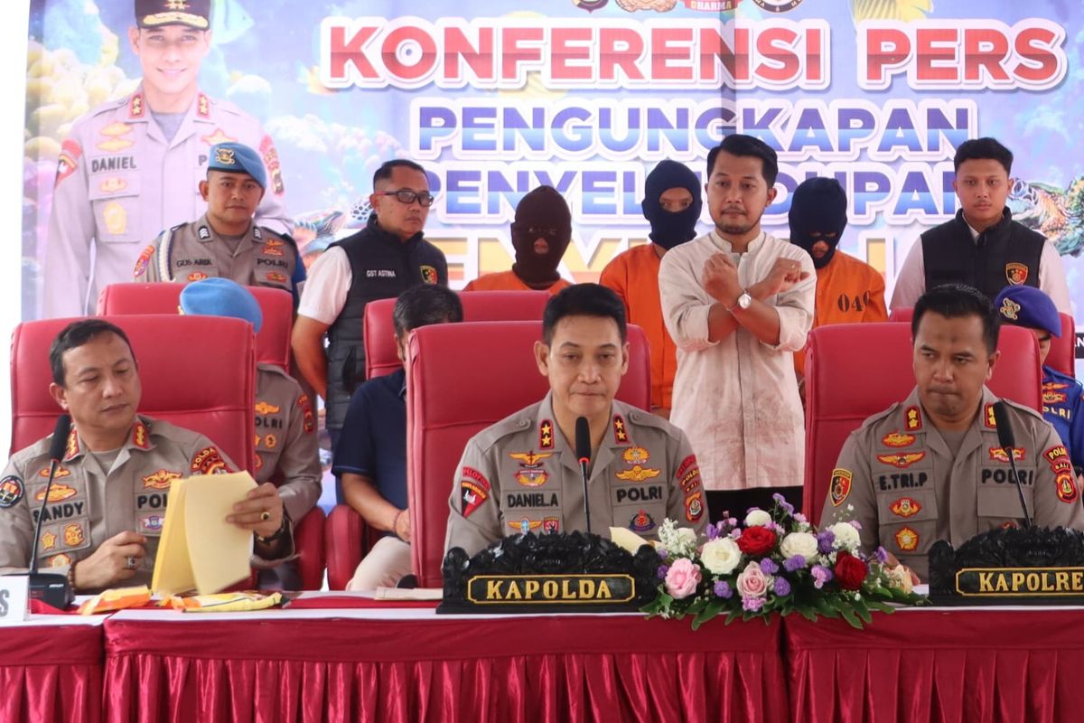 Polisi menunjukkan tiga tersangka pelaku penyelundupan penyu hijau dalam konferensi pers di Desa Perancak, Kecamatan Jembrana, Kabupaten Jembrana, Provinsi Bali, Kamis (16/1/2025).