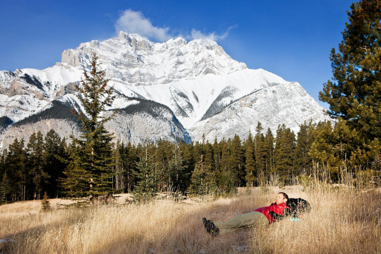 Ilustrasi Kanada - Taman Nasional Banff di Alberta (dok. Paddy Pallin https://www.brandcanadalibrary.ca/).