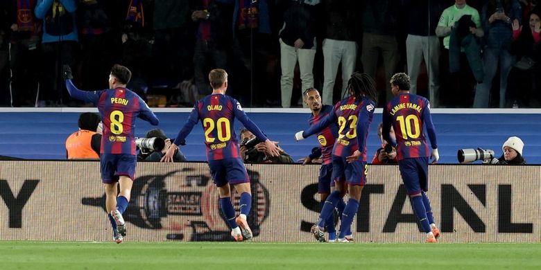 Penyerang Barcelona asal Brasil Raphinha merayakan gol pertama bersama rekan satu timnya pada laga Liga Spanyol antara FC Barcelona dan Atletico Madrid di Stadion Camp Nou di Barcelona pada De
