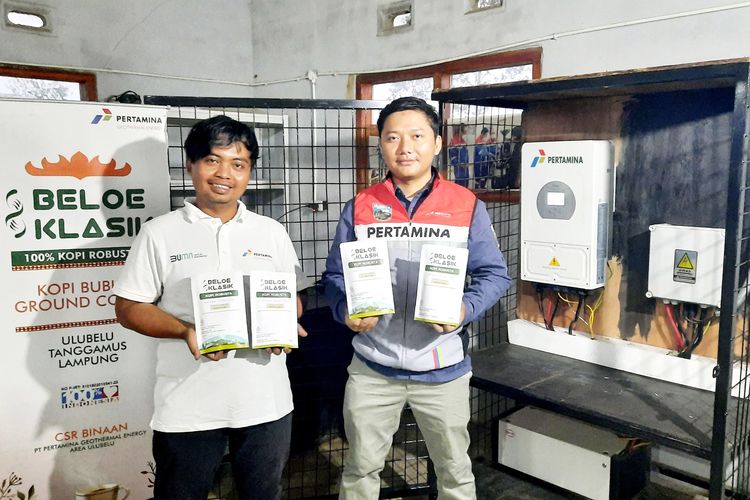 Contoh Program DEB Pertamina berupa pembangunan PLTS sistem off-grid untuk mengoperasikan mesin pemanggang kopi di Ulubelu, Lampung. 