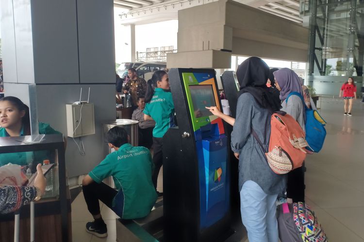 Para penumpang melakukan pemesanan tiket bus secara mandiri lewat vending machine di area pemesanan bus Terminal 3 Bandara Soetta