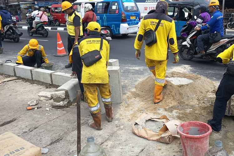 Wilayah Kramat Jati Jaktim Mulai Ditata, Trotoar Baru Dibangun Sepanjang 35 Meter