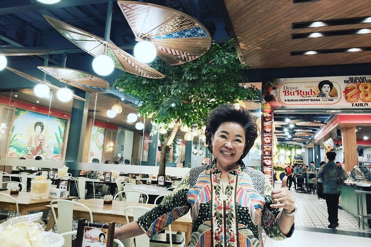 Bu Rudy salah satu legenda kuliner Surabaya yang memiliki Depot Bu Rudy yang menjual masakan Jawa.