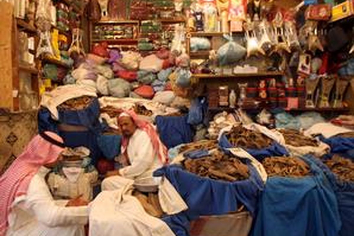 Sebuah toko penjual bumbu di ibu kota Arab Saudi Riyadh. Tidak ada yang murah di negara itu kecuali BBM.