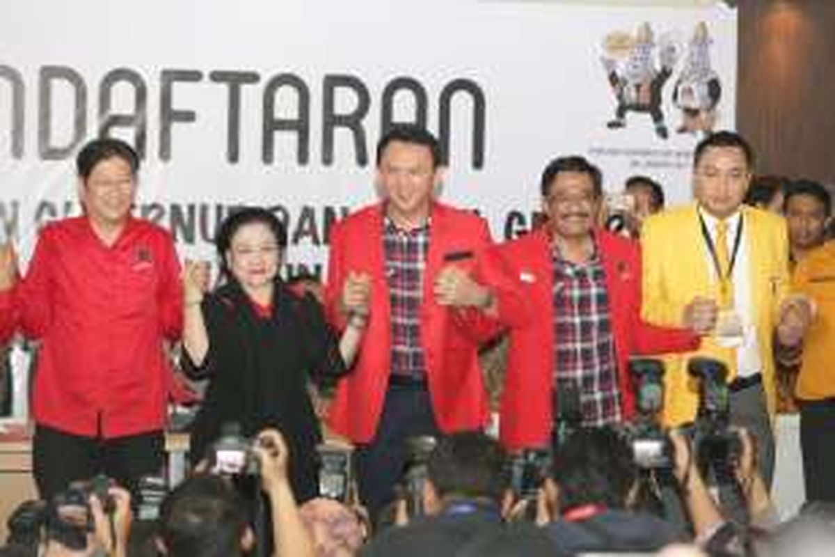 Basuki Tjahaja Purnama (Ahok) dan Djarot Saiful Hidayat diantar Ketua Umum PDI-P Megawati Soekarnoputri saat mendaftar pasangan calon gubernur dan wakil gubernur di KPU DKI Jakarta, Senin (20/9/2016).