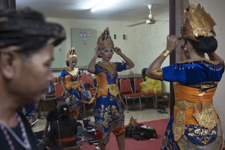 Tiga narapidana berhias menjelang pentas kesenian di Taman Budaya Denpasar, Jumat (7/7/2017). 