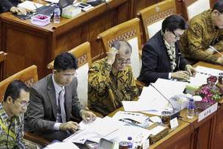 Pimpinan Komisi Pemberantasan Korupsi (KPK) Ketua Agus Rahadjo (ketiga  kiri) , Laode M Sjarief (kedua kiri) Basaria Panjaitan (kedua kanan), Alexander Marwata (kiri), dan  Saut Situmorang (kanan)  rapat dengar pendapat dengan Komisi III DPR, di Gedung MPR DPR, Jakarta, Rabu (27/1/2016).