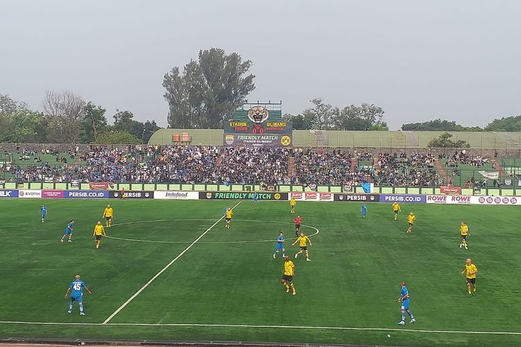 Suasana laga persabahatan Persib Bandung All Star vs Borussia Dortmund Legends yang digelar di Stadion Siliwangi, Bandung, pada Minggu (10/9/2023) sore WIB.
