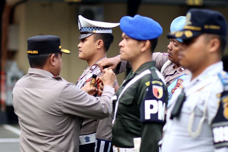Kapolres Blitar Kota AKBP Argowiyono memasang pita ke peserta gelar pasukan dalam rangka Operasi Patuh Semeru 2023, Senin (10/7/2023)