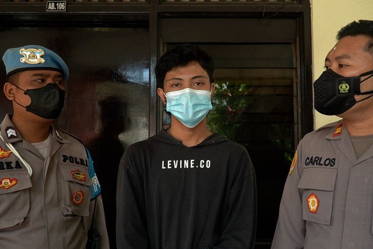 MIR (tengah) saat memberi keterangan kepada Kapolsek Denpasar Utara Iptu Carlos Dolesgit atas kejadian yang menimpanya./Dok.Humas Polsek Denpasar Utara