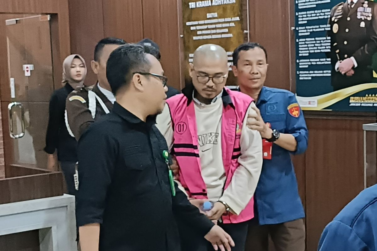 ZY, ASN Pemkot Tangsel ditetapkan menjadi tersangka ke empat kasus dugaan korupsi pengelolaan sampah tahun 2024 senilai Rp75,9 miliar. Kamis (17/4/2025). ZY ditahan di Rutan Serang guna mempermudah proses penyidikan lebih lanjut.