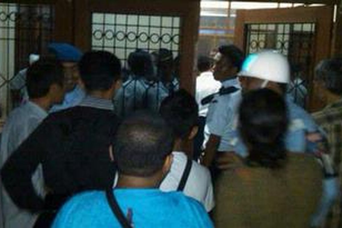 Keluarga penumpang pesawat Lion Air nomor penerbangan JT-904 berkumpul di areal Base Op Lanud Ngurah Rai, Denpasar, Bali, Sabtu (13/4/2013). 