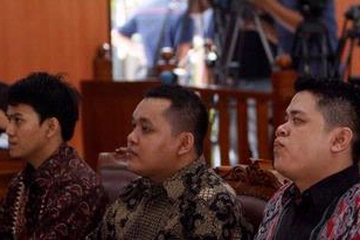 Terdakwa kasus pembunuhan Irzen Octa, Arief lukman, Henry Waslinto, dan Donald Harris Bakara (kiri ke kanan) menjalani sidang perdana di Pengadilan Negeri Jakarta Selatan, Senin (24/10/2011). Irzen Octa merupakan korban pembunuhan debt collector karena belum melunasi hutang Citibank pada 29 Maret 2011. 