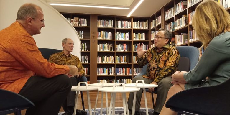 Menristek Bambang Brodjonegoro menyempat diri berbincang bersama Duta Besar Kerajaan Belanda untuk Indonesia Lambert Grijns, Direktur Nuffic Nesso Peter van Tuijil saat acara Temu Alumni Universitas Belanda di Kedutaan Besar Belanda, Jakarta (1/11/2019).