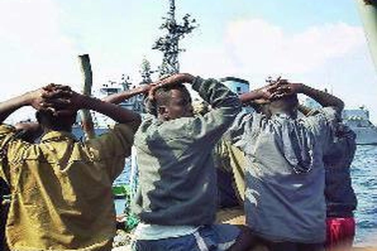 Sejumlah tersangka perompak Somalia ditahan AL Perancis di Teluk Aden, lepas pantai Somalia, 4 Januari lalu. Kapal perang Perancis, Jean de Vienne, mencegah aksi perompakan atas dua kapal barang di lepas pantai Somalia dan menahan 19 perompak. Perompak masih menyandera sejumlah kapal dan awaknya. 