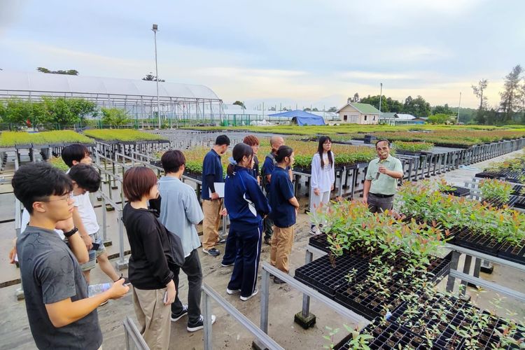 Unit usaha Asia Pulp & Paper (APP) Sinar Mas di Riau menerima kunjungan pelajar dan mahasiswa Jepang (3/8/2023).