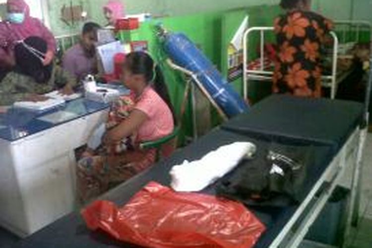 Jasad bayi yang ditemukan oleh pekerja bangunan telah dikafani oleh pihak medis Pusat Kesehatan Masyarakat (Puskesmas) Bajeng, Kabupaten Gowa, Sulawesi Selatan. Jumat, (27/11/2015).